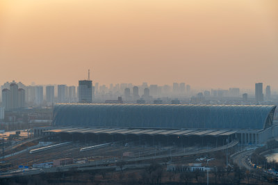 天津高铁站外高铁进站城市风光