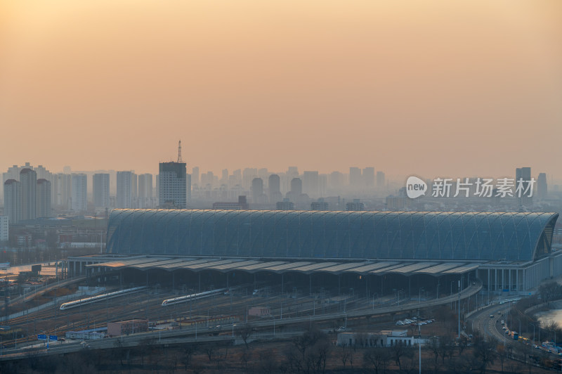 天津高铁站外高铁进站城市风光