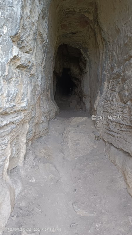 狭窄崎岖的天然山洞内部景象