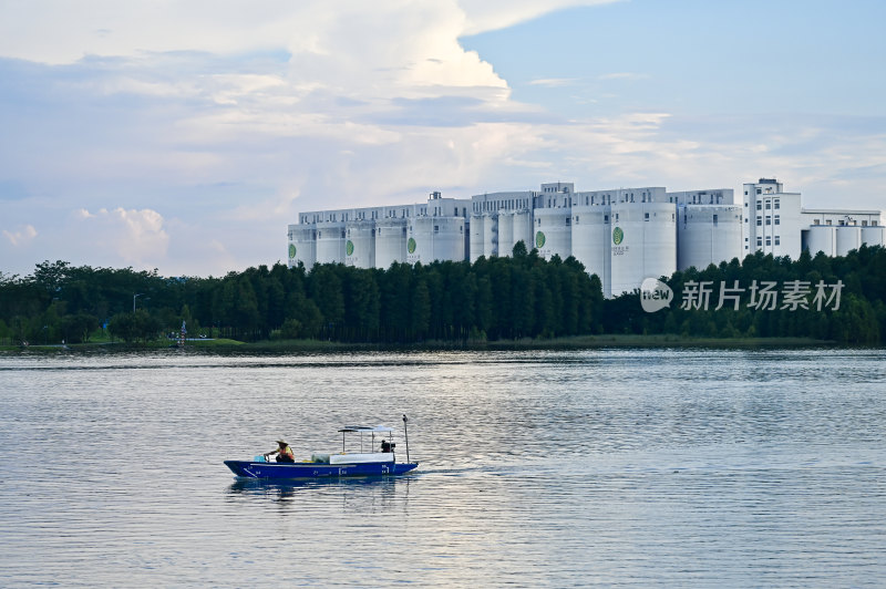 白色圆柱形筒形建筑粮仓粮库