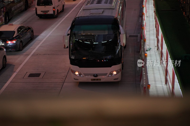 道路上行驶的大巴车及其他车辆