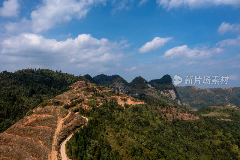 蓝天白云下的山坡