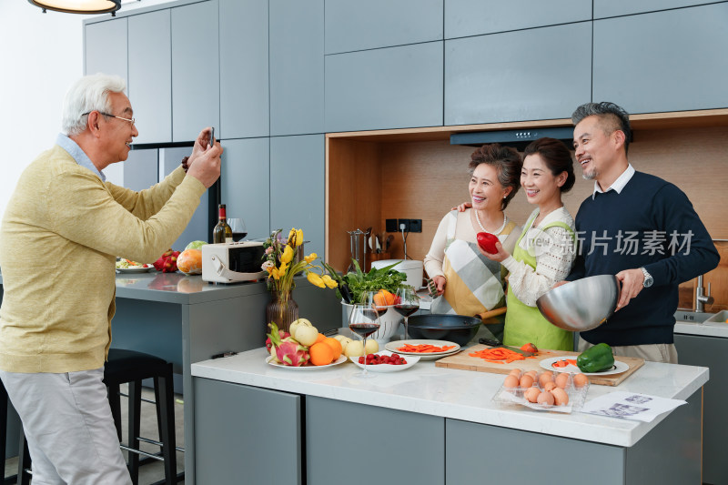 老年朋友们边做饭边照相