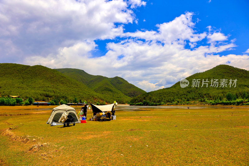 户外草地山林间露营场景