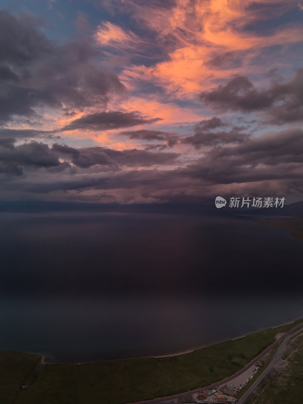 新疆赛里木湖 天空水云草地公路夕阳晚霞