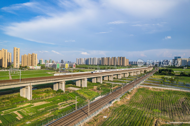 疾驰而过的高铁列车