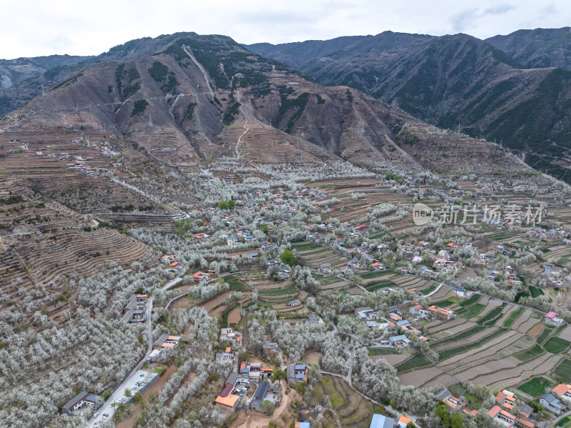 四川阿坝州金川梨花藏寨雪山高空航拍