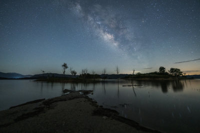 静谧湖水倒映璀璨星空的唯美夜景