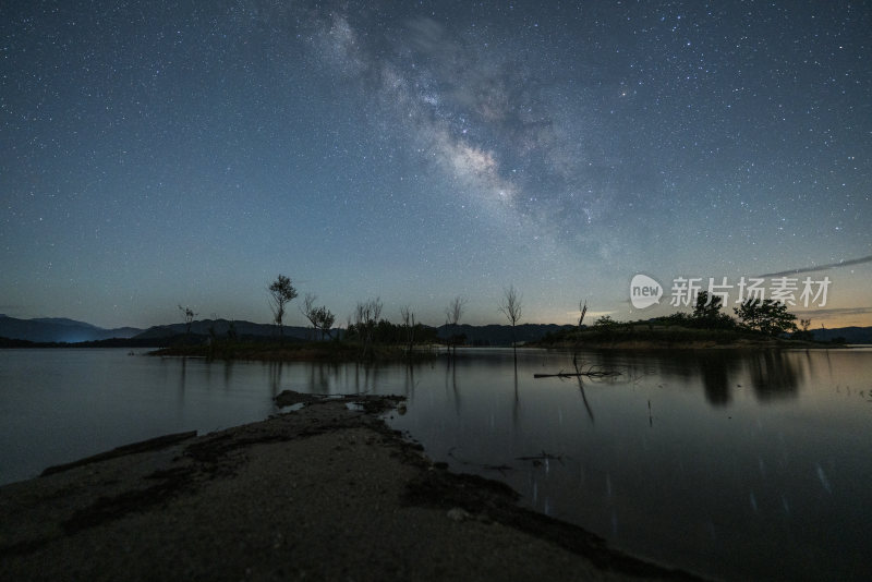 静谧湖水倒映璀璨星空的唯美夜景