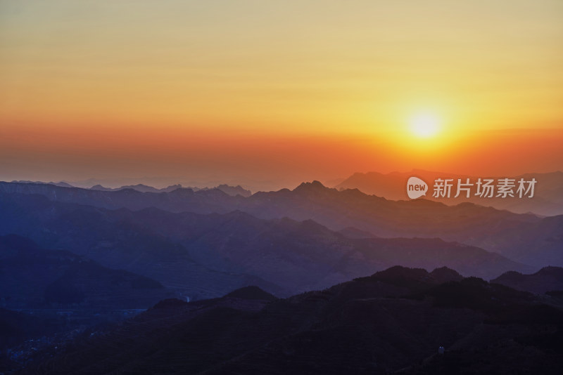 夕阳下的潭溪山