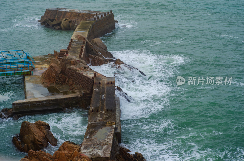 青岛小麦岛景区，伸向大海的长堤