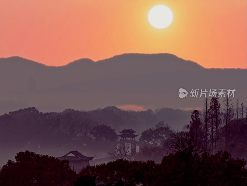 日出时分西湖山水山间古建筑风景