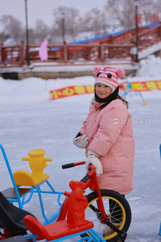 冬日小女孩雪地玩耍