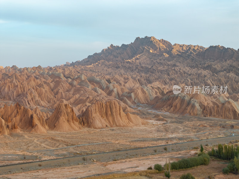 新疆南疆阿克苏库车天山红山石林大峡谷航拍