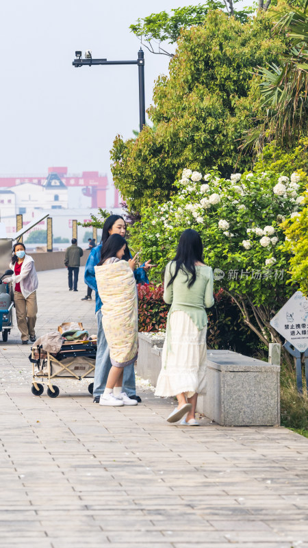 女性在街道边交流场景