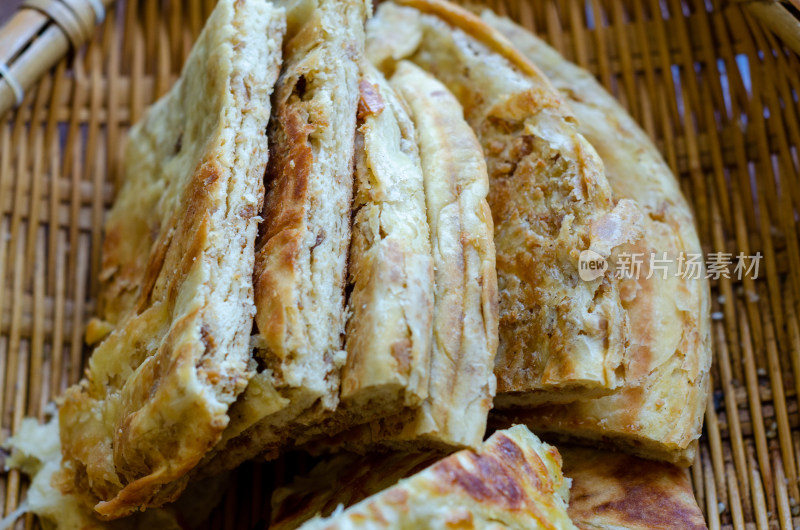 竹篮中的油饼葱花饼