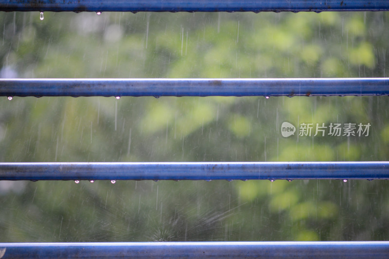 暴雨天栏杆上的雨滴