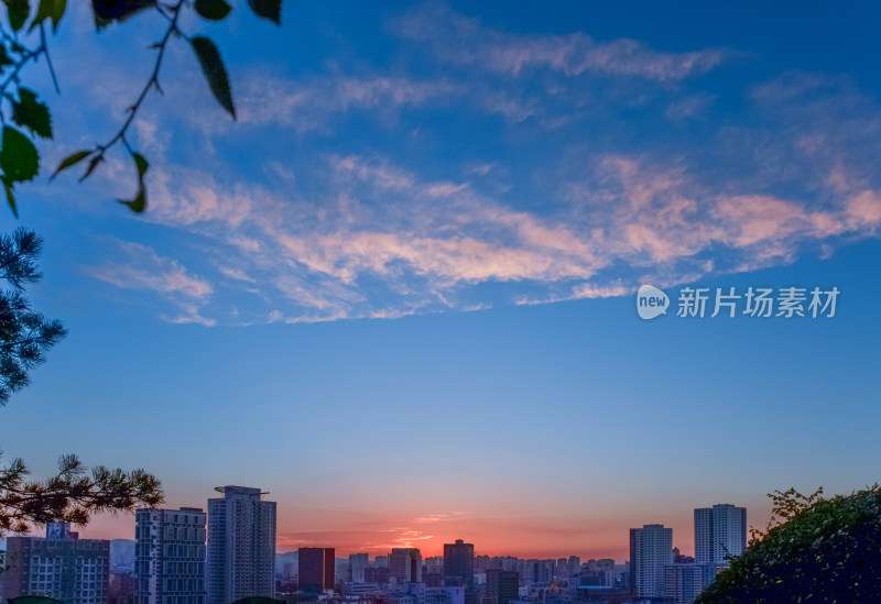 新疆乌鲁木齐夕阳落日晚霞与高楼建筑剪影