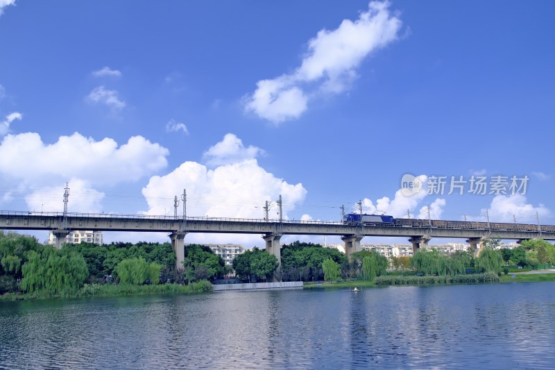 芜湖市内拍摄的火车穿行