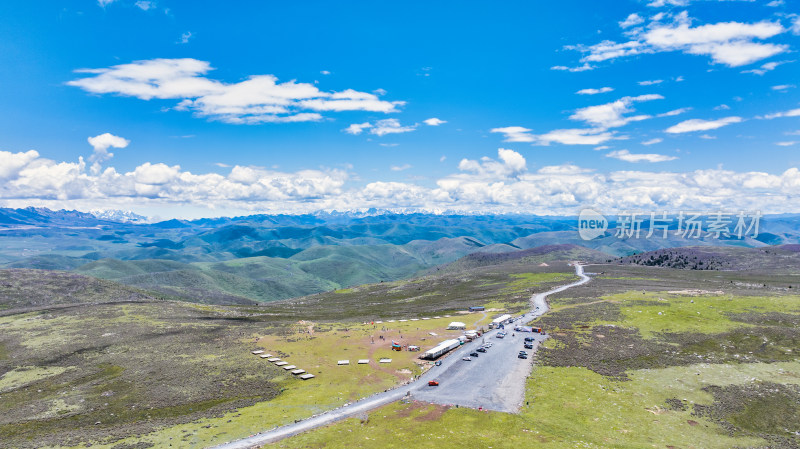 四川西部甘孜新都桥镇鱼子西景区山顶营地