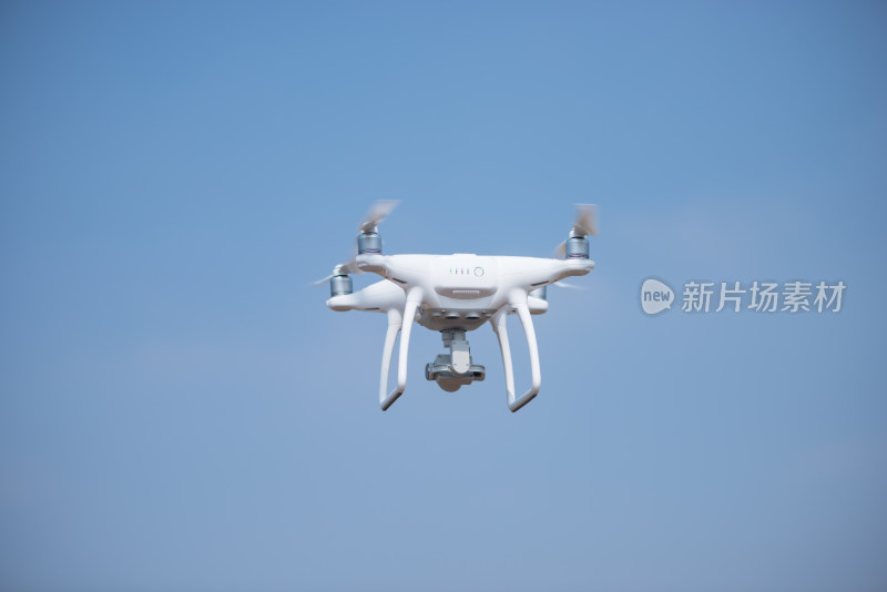 空中飞行的白色无人机