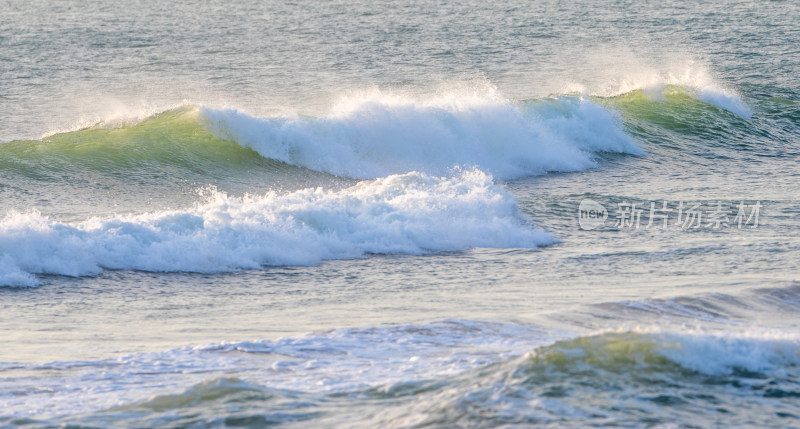 海南三亚阳光下绿松石海浪浪花冲浪唯美