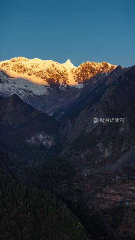 云南香格里拉雨崩村梅里雪山秋色高空航拍