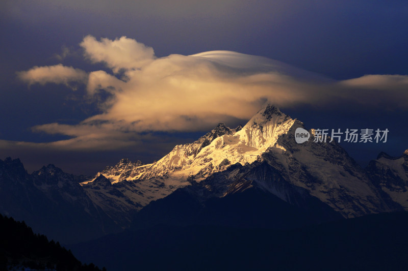 云南梅里雪山日照金山壮丽雪山景观