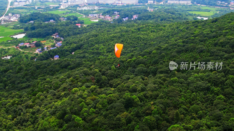 俯拍空中的滑翔伞飞行极限运动