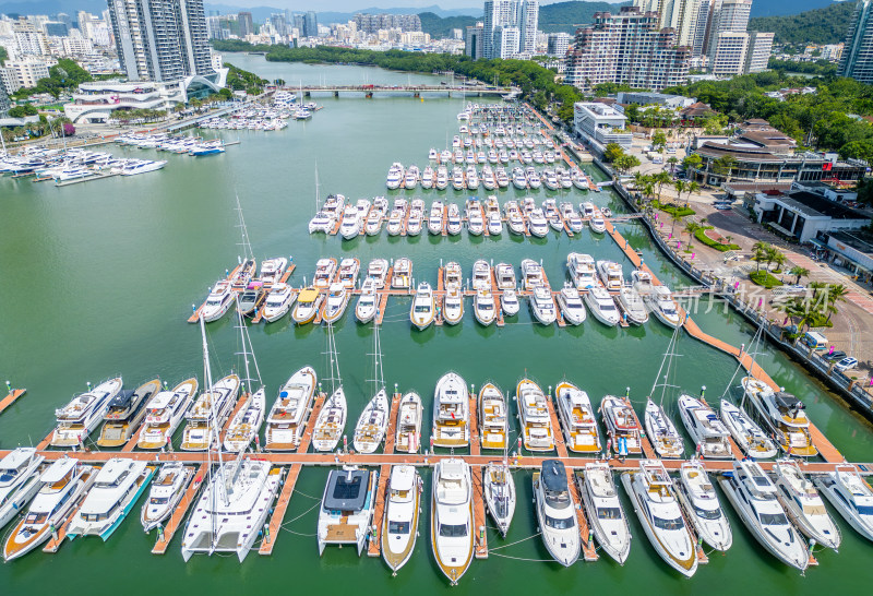 海南三亚游艇基地高视角航拍城市帆船、游艇