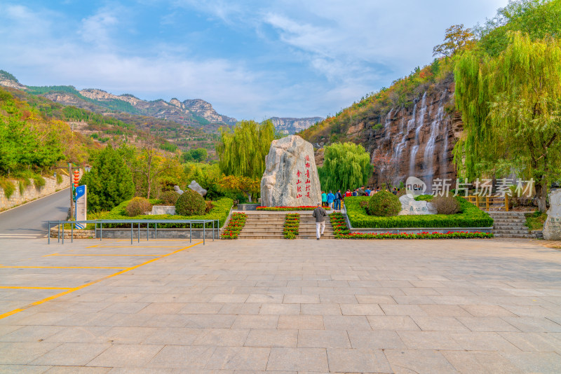 潭溪山瀑布山水秋景