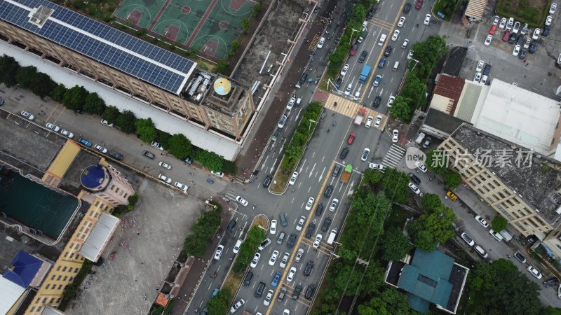 广东东莞：航拍道路上的塞车现象