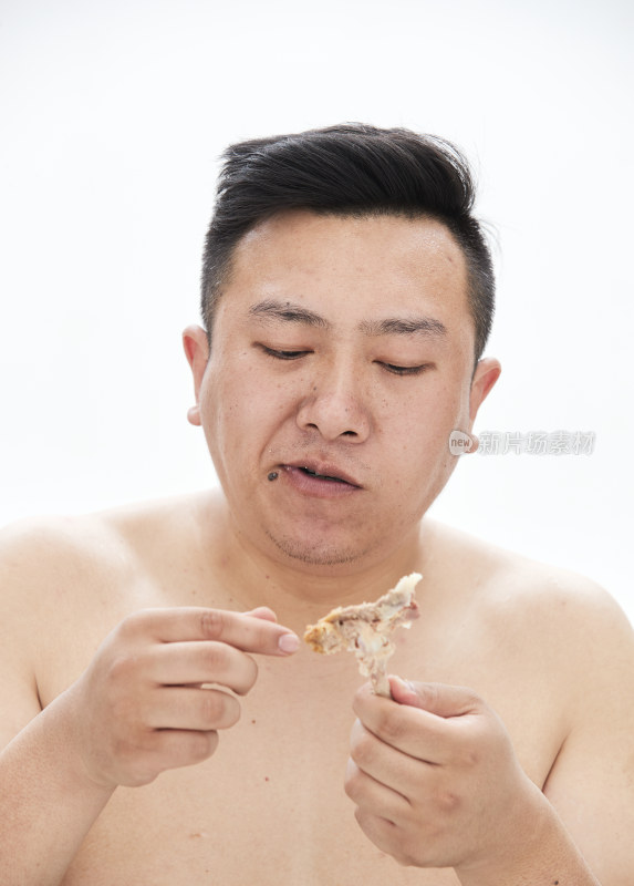 大吃特吃各种食物的肥胖亚洲男子