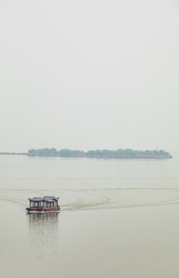 湖面上行驶的中式游船