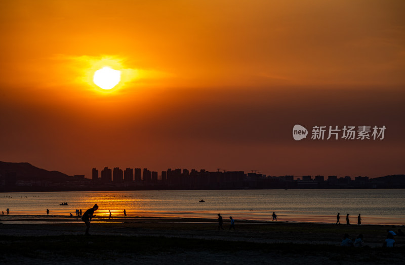 山东烟台金沙滩景区海上日落晚霞景观