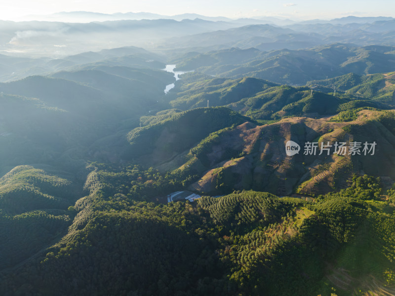 航拍层峦叠嶂的绿色山脉自然景观