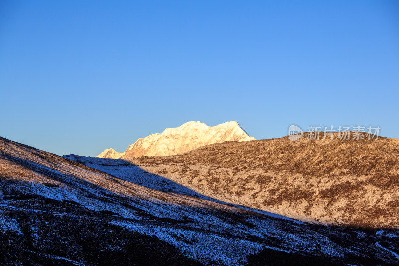 西藏林芝雪景南迦巴瓦峰日照金山雪山夕阳