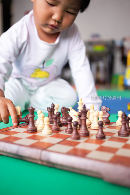 下国际象棋的女孩