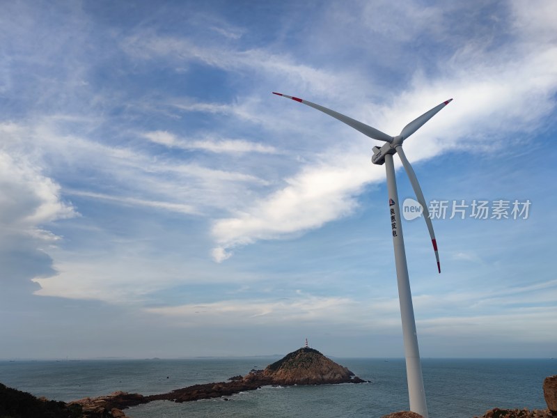 海边风力发电机远景自然风光全景