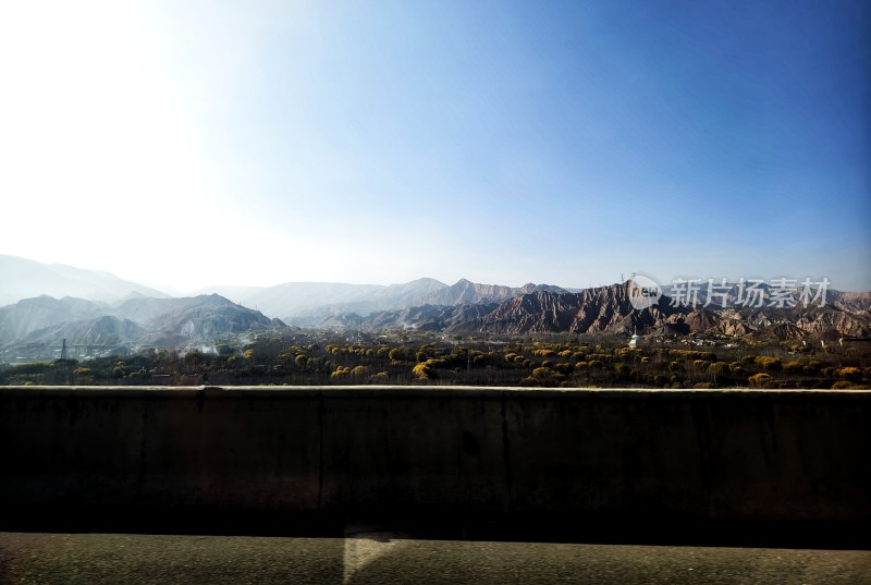 山间公路风景开阔的远景拍摄