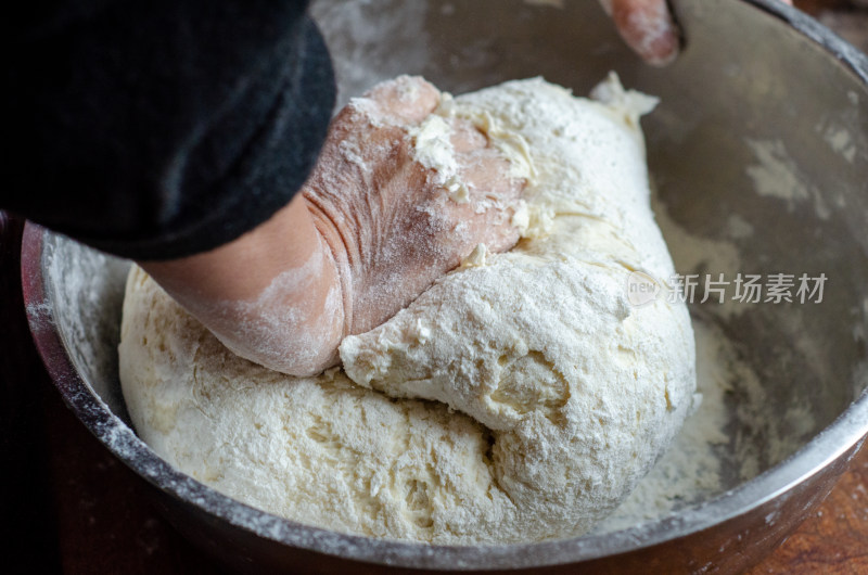 用力揉面团特写