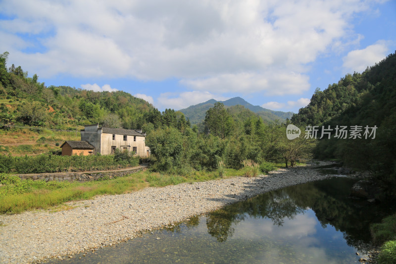 清澈溪流映照山间小屋