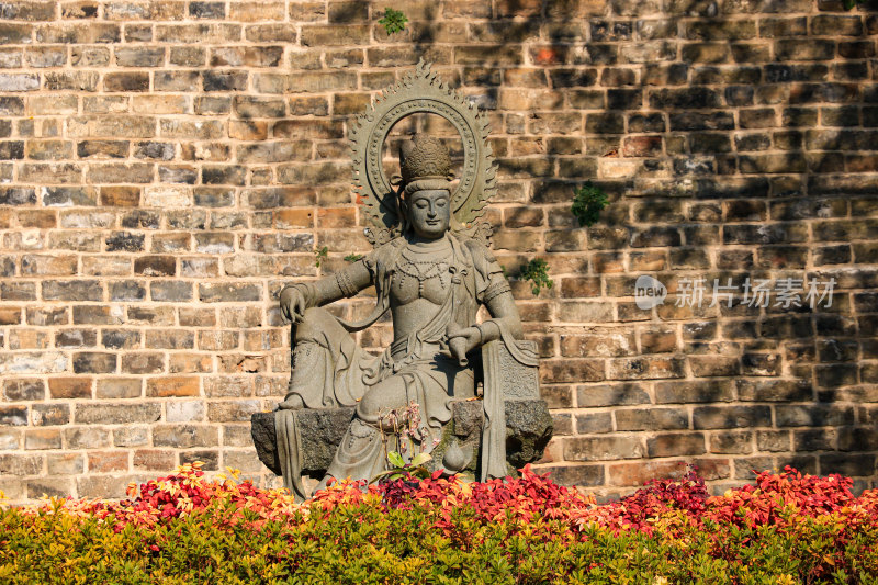 晴朗天空下的南京千年古刹鸡鸣寺