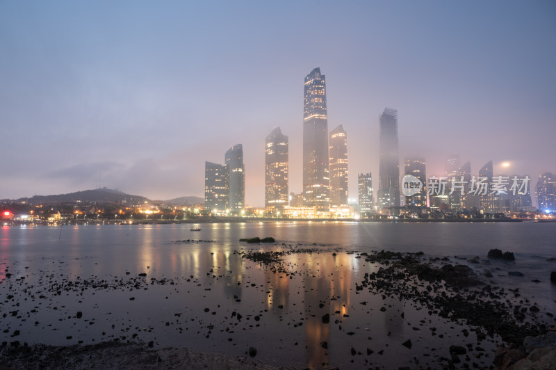 中国山东青岛浮山湾CBD平流雾夜景城市风光