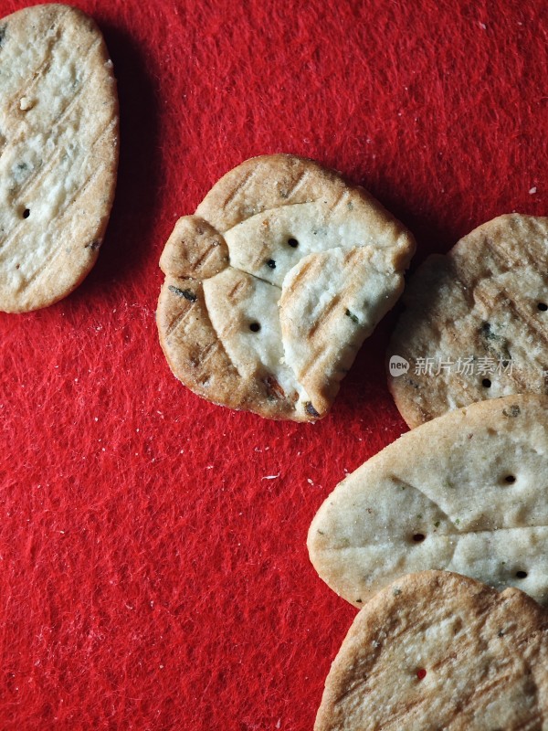 红色背景上放置着的美味饼干