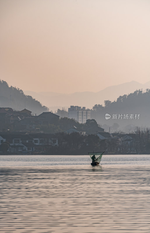 浙江宁波东钱湖晨雾景观