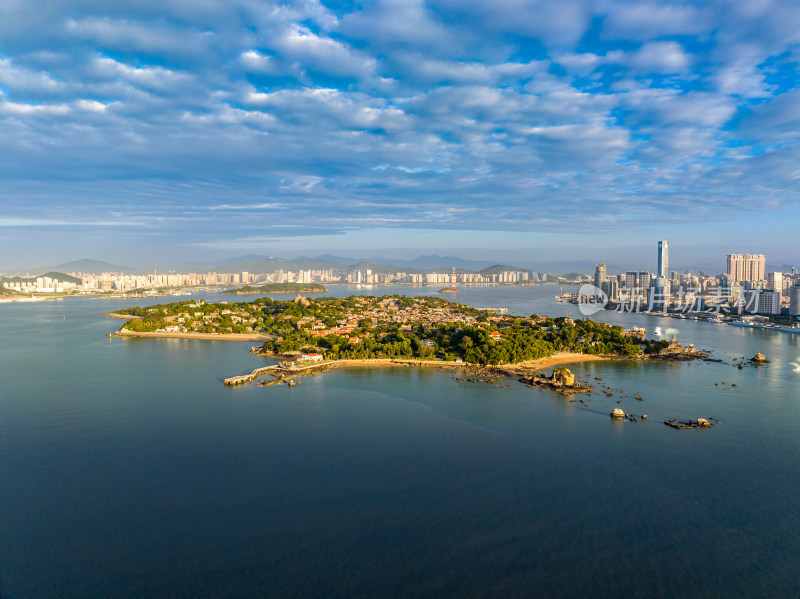 厦门鼓浪屿蓝天全景城市风景航拍