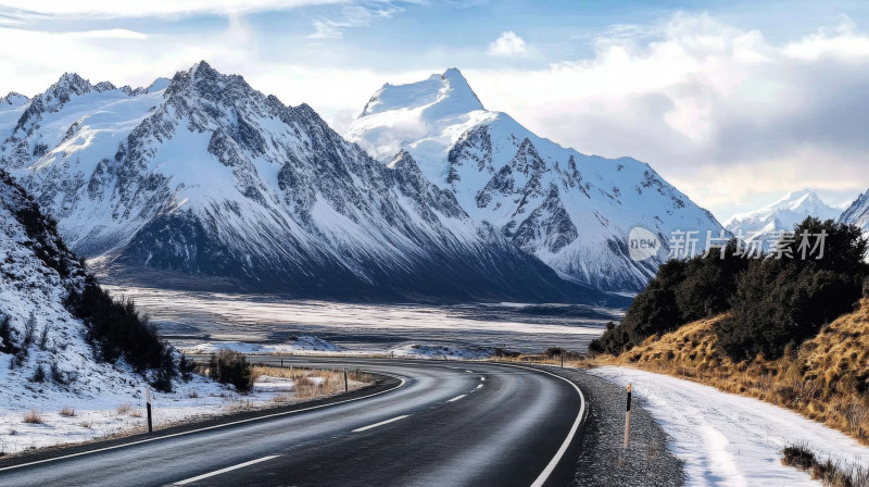 雄伟雪山蜿蜒公路自然风光壁纸背景图