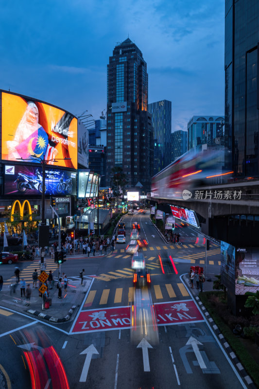 马来西亚吉隆坡武吉免登路轻轨站街头夜景