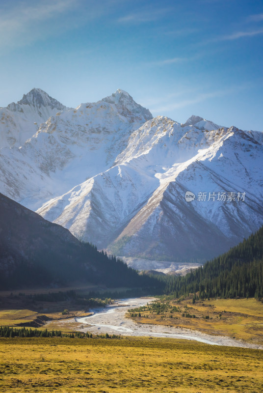 雪山河谷自然风景